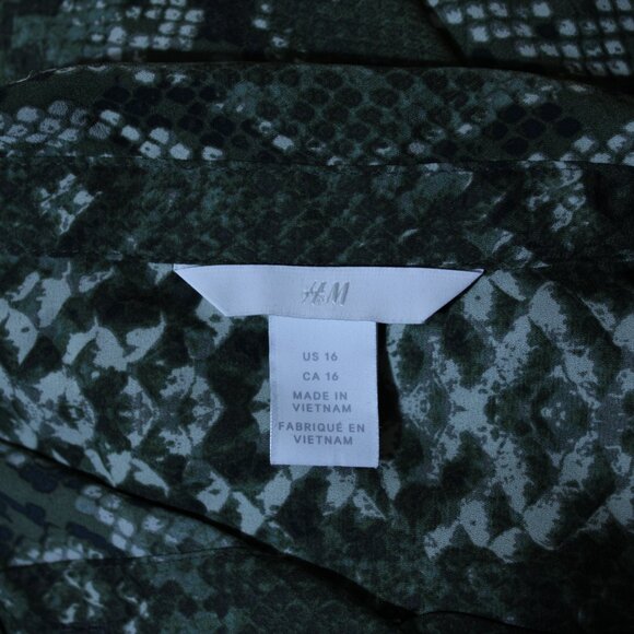H&M Blouse Womens Size 16 Green Long Sleeve Button Up Snake Animal Print Career - Picture 4 of 6